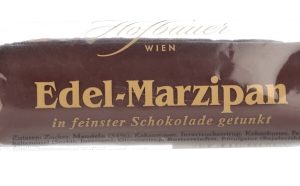 hofbauer_marzipanrolle_mit_schokolade_c_hofbauer_bonbons_anzinger_schokolade_anzinger