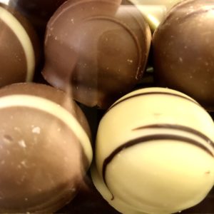 jindrak_trueffel_mit_fruchtiger_fuellung_glatte_trueffel_c_bonbons_anzinger_c_2020_schokolade_anzinger