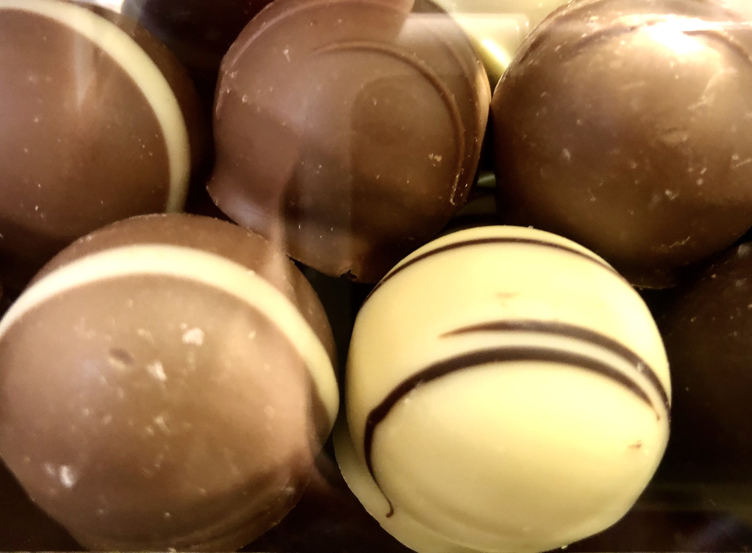 jindrak_trueffel_mit_fruchtiger_fuellung_glatte_trueffel_c_bonbons_anzinger_c_2020_schokolade_anzinger